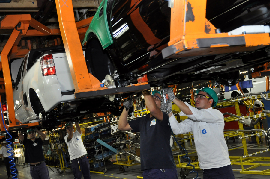 Produção industrial registrou quinto mês consecutivo sem crescimento, aponta IBGE