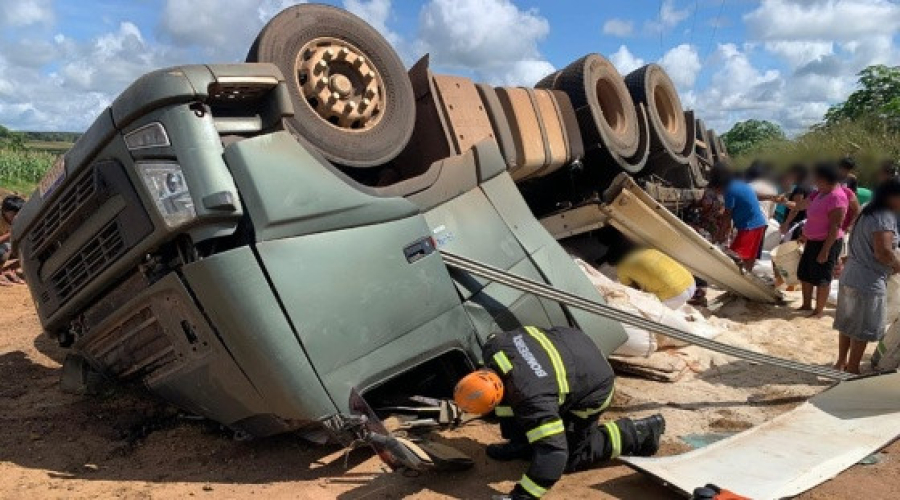 Motorista morre preso às ferragens após carreta tombar na BR-070