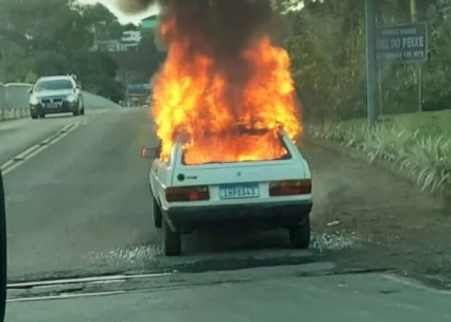 Mulher ateia fogo em carro para evitar apreensão em Piratuba/SC