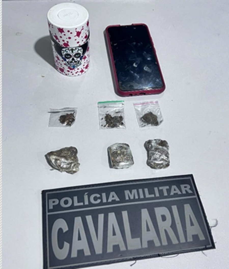 Cavalaria prende jovem por tráfico de drogas no bairro Lírios dos Campos em Nova Mutum/MT