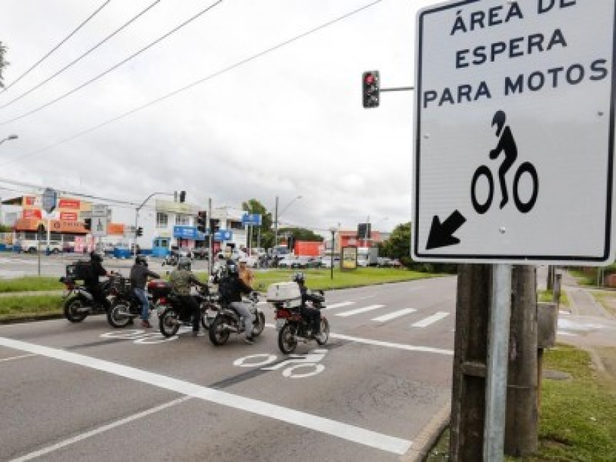 Vereador propõe faixas exclusivas para motos em semáforos