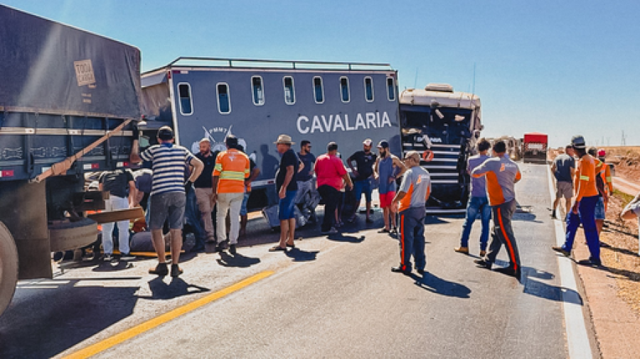 Policial da Cavalaria fica ferido após colisão com três carretas na BR-163 em Nova Mutum/MT