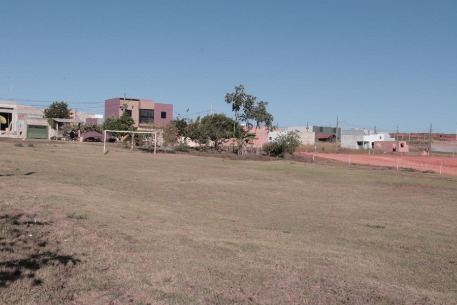 Vereador indica instalação de iluminação no campo de futebol do bairro Europark para ampliar e lazer